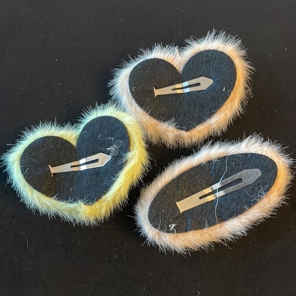 VIVIENNE WESTWOOD Three (3) tricolor heart π hairpins - Picture 2 of 2